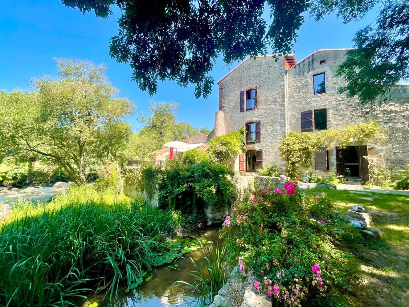 Bed and Breakfast Le Moulin Du Guy, Proche Du Puy Dufou Chanverrie Esterno foto